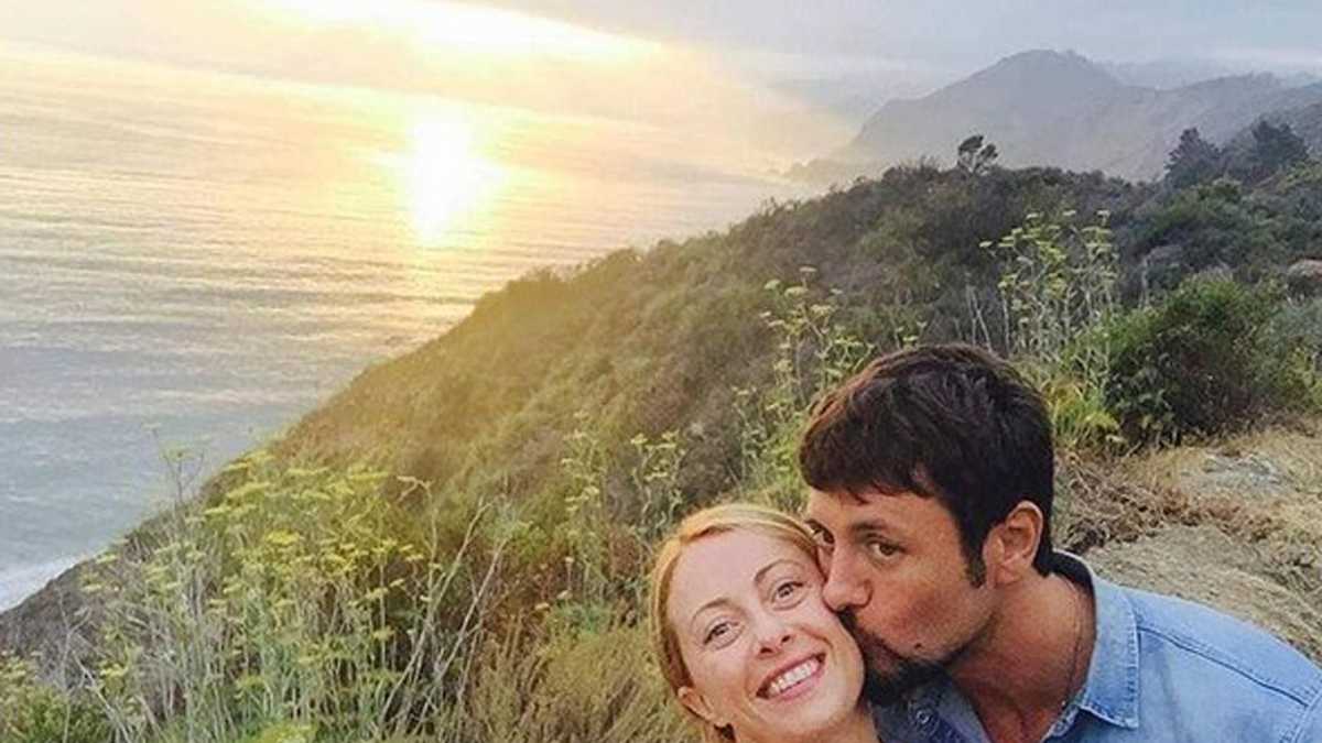 Immagine di L'addio di Meloni a Giambruno: il bilaterale con Arianna e l'incontro segreto con Pier Silvio a settembre