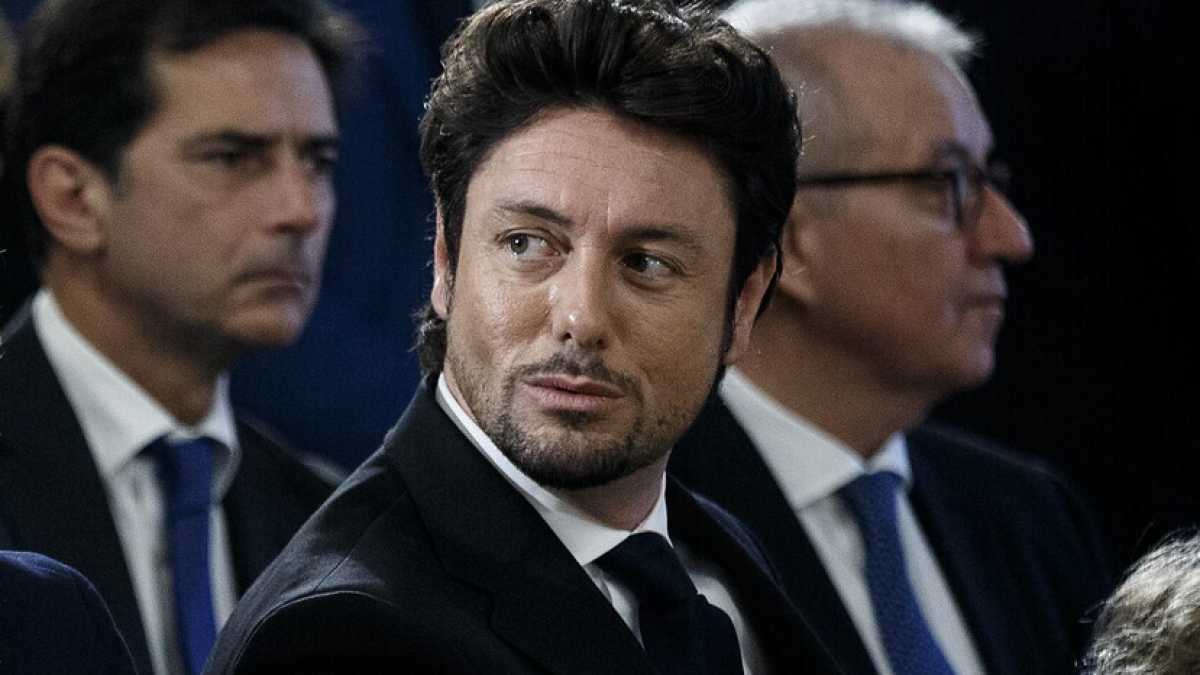 Immagine di Il Gabibbo Giambruno, finisce nella cantina Mediaset: I vertici: "Deve farsi dimenticare"