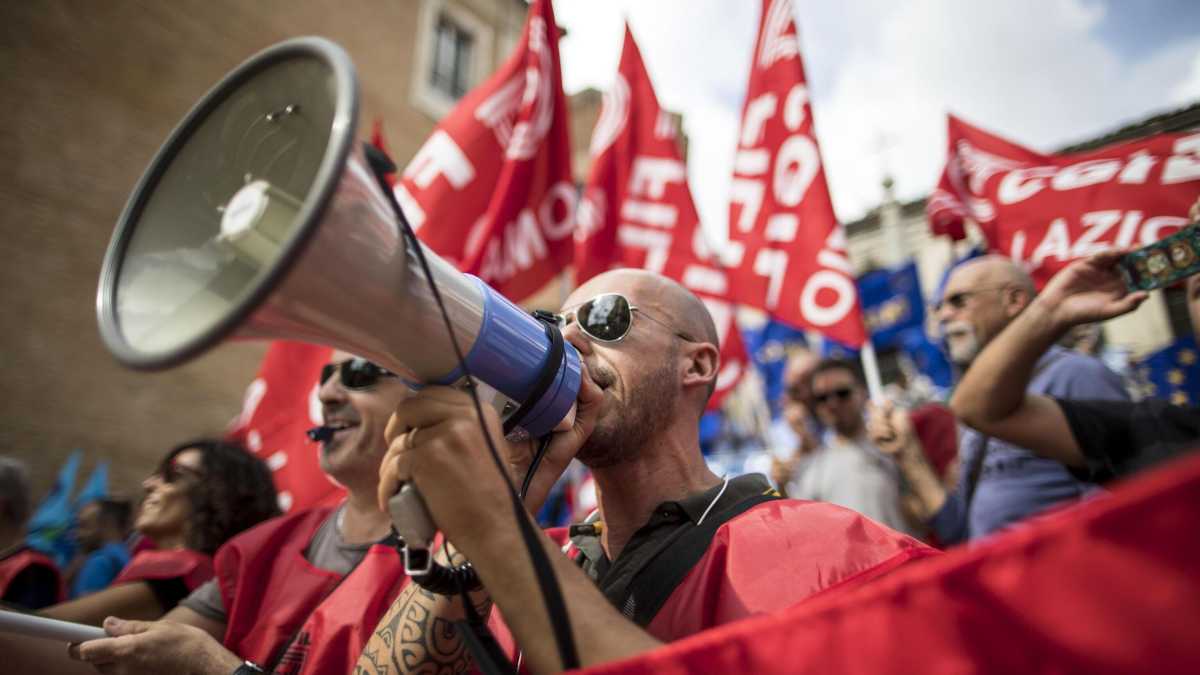 Immagine di Gli autobus scioperano contro la guerra e pure i consigli municipali fanno politica estera
