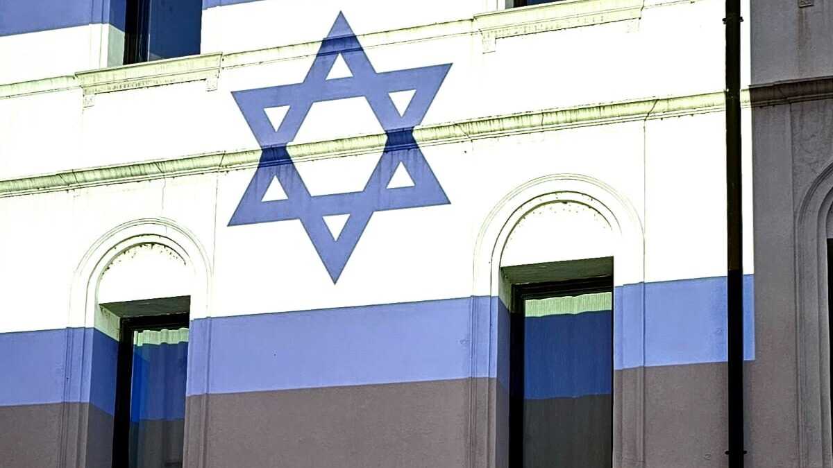 Immagine di Imbrattata di rosso la sede di Confindustria Alto Adriatico con la bandiera di Israele