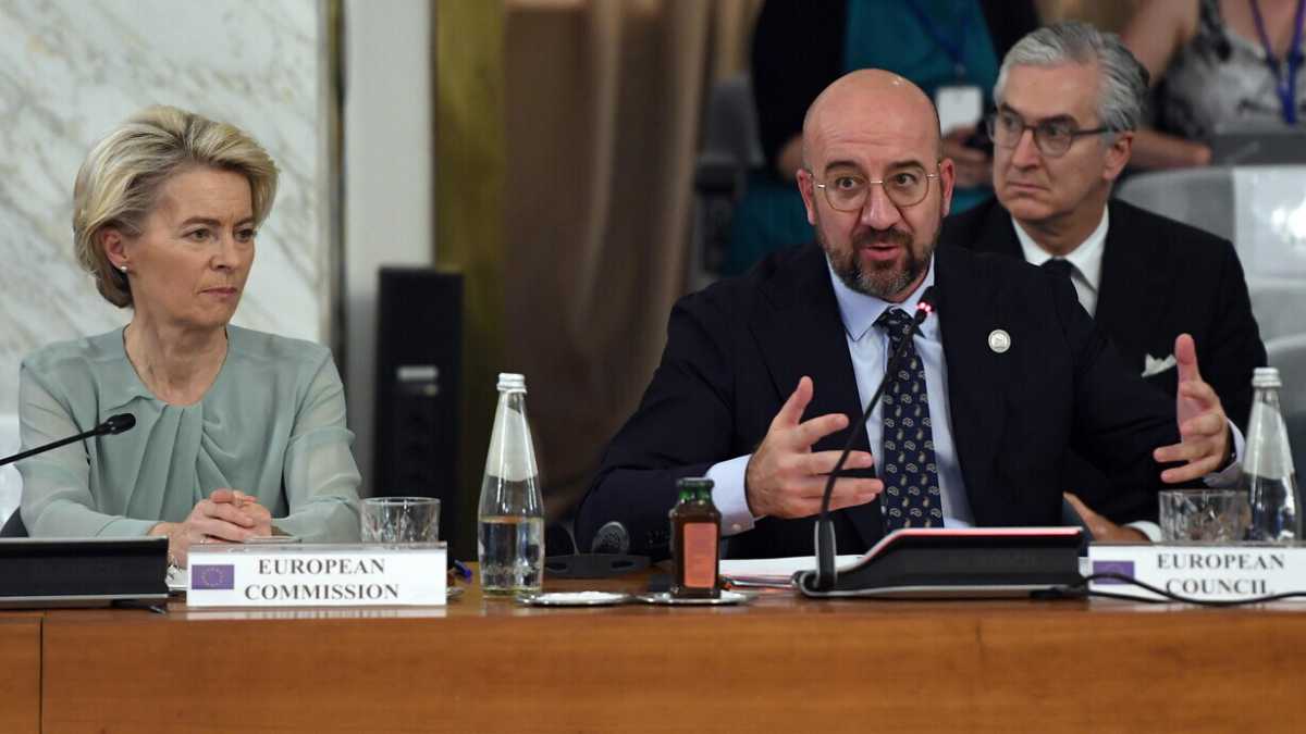 Immagine di Sgarbi continui tra Michel e von der Leyen. L'Ue si è trasformata in un asilo