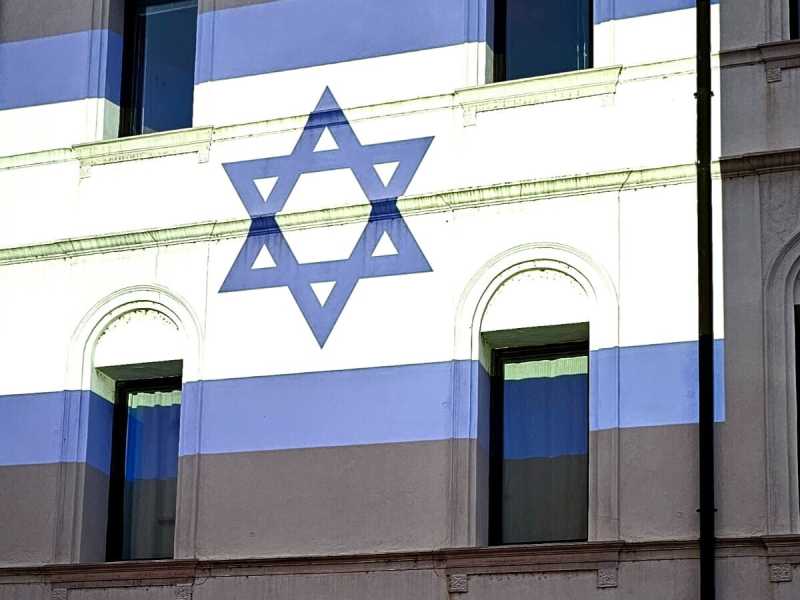 Imbrattata di rosso la sede di Confindustria Alto Adriatico con la bandiera di Israele
