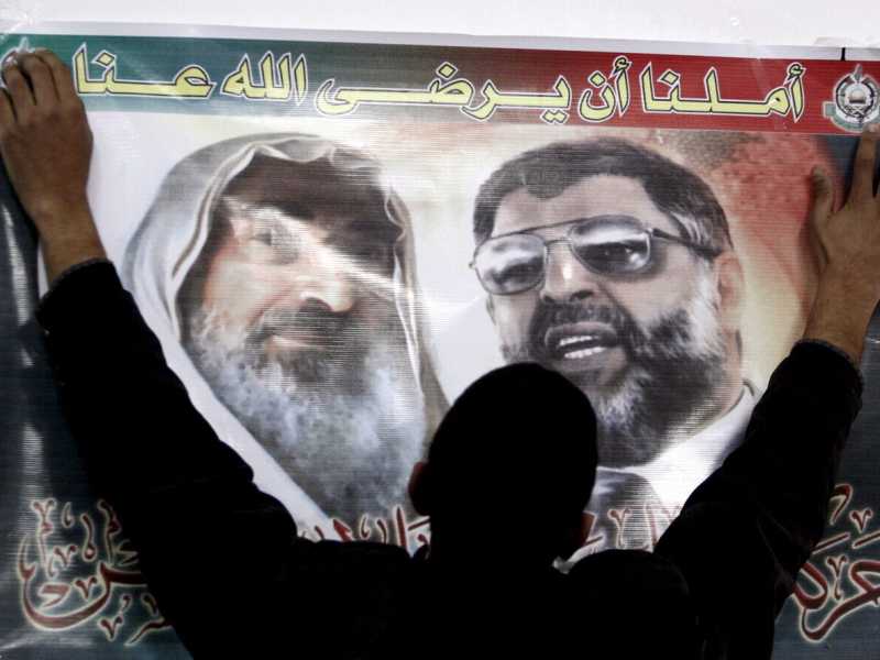 Un sostenitore di Hamas con un poster degli ex leader di Hamas Sheikh Ahmed Yassin e Abdul Aziz Rantisi ANSA/STEFAN ZAKLIN/PAL <br />