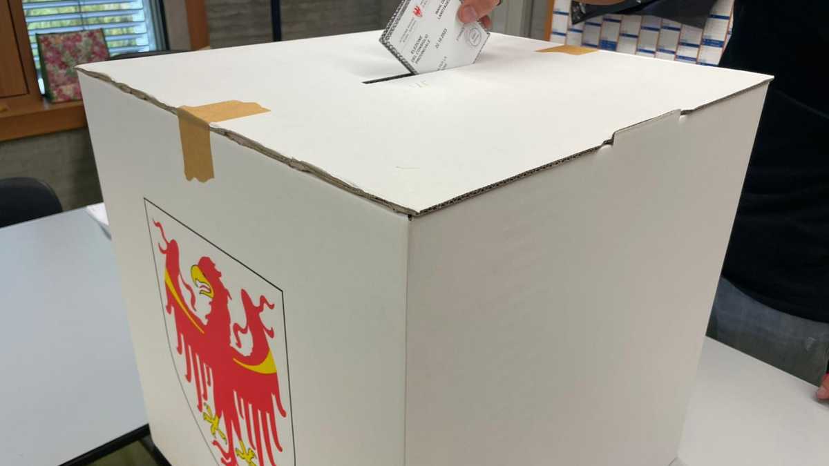 Immagine di In Alto Adige vince ancora il Südtiroler Volkspartei, ma i consensi calano. FdI prima forza italiana