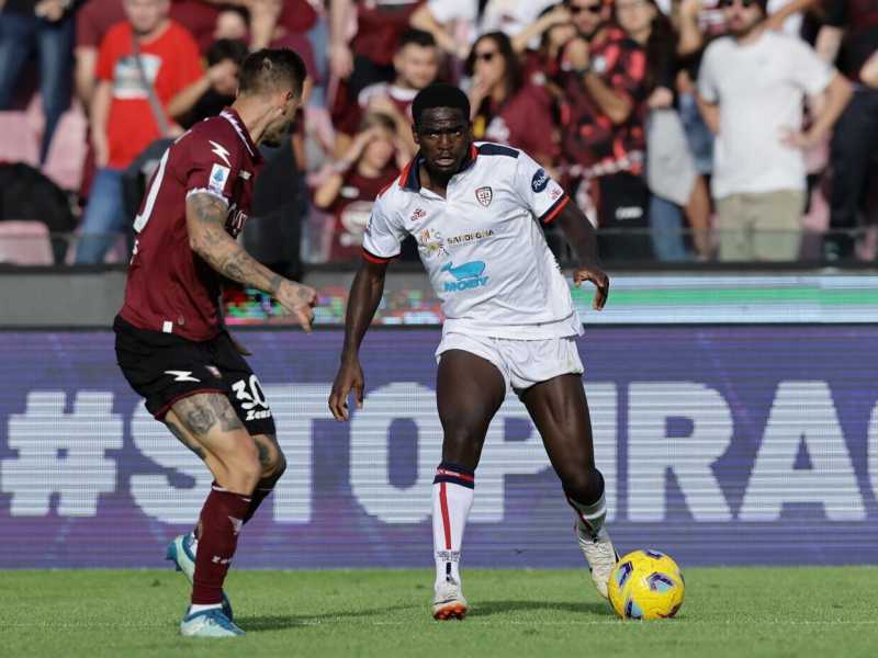 L'attaccante del Cagliari Zito Luvumbo contro la Salernitana (foto LaPresse)<br />
