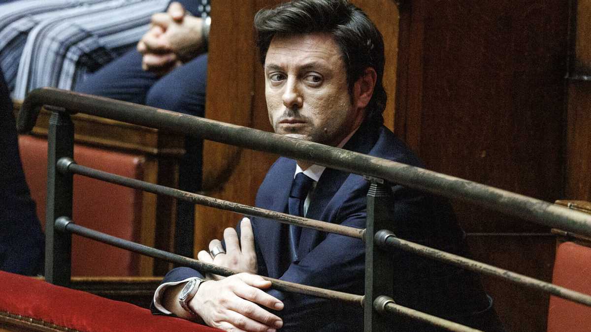 Immagine di Andrea Giambruno lascia la conduzione Mediaset