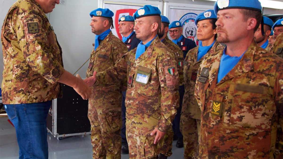 Immagine di Il parà Crosetto, vola in Libano per capire se rimpatriare i militari. Il suo futuro Ue
