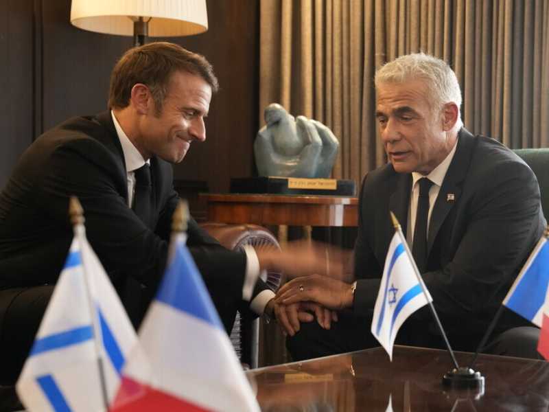 Emmanuel Macron e Yair Lapid - Ansa&nbsp;