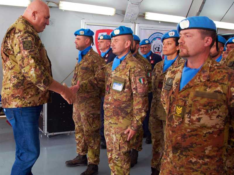 Il parà Crosetto, vola in Libano per capire se rimpatriare i militari. Il suo futuro Ue
