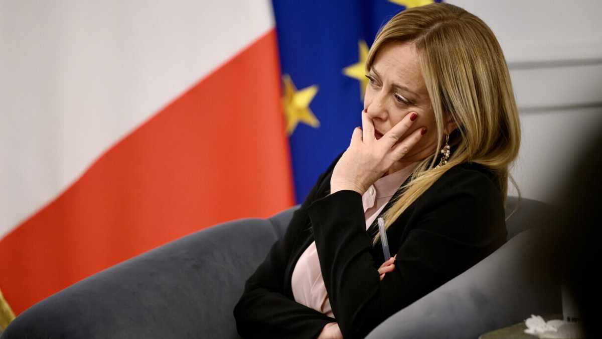 Immagine di Mollicone: "Dossieraggio di Mediaset contro Meloni". E lei vieta ai big di FdI di andare nei talk