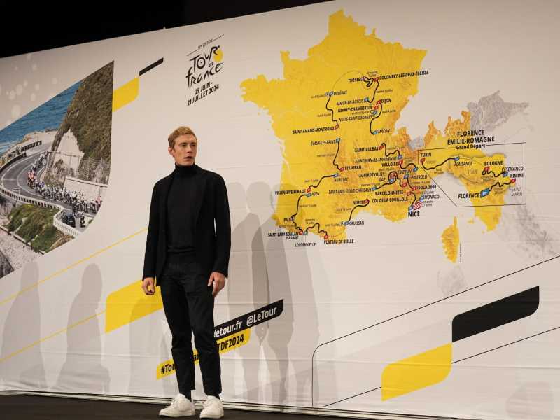 Jonas Vingegaard, l'ultimo vincitore del Tour de France, davanti al percorso del Tour de France 2024 (foto Ap, via LaPresse)