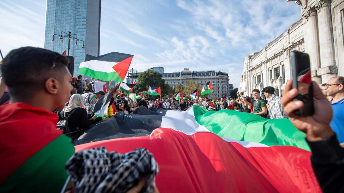 Immagine di Gli slogan pro Gaza a Milano, e quei centomila islamici muti e dubbiosi
