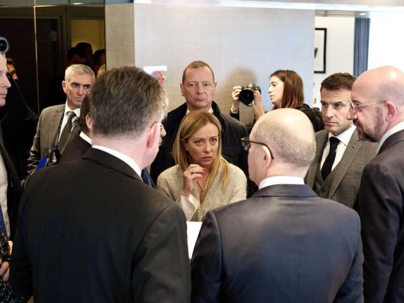 Il Kosovo unisce Meloni, Macron e Scholz. Grana conti correnti: la premier interviene