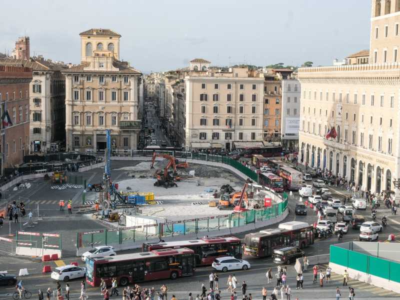 Bravo Gualtieri! Lui sì che affronta il vero problema di Roma: gli stereotipi di genere negli asili