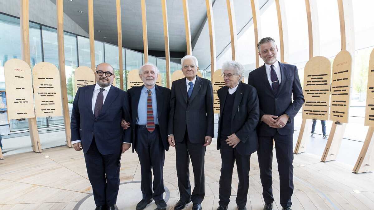 Immagine di Miracolo al Maxxi. Presentata, con Mattarella, un opera di Isgrò. E Sangiuliano: “Non esiste l’arte di destra”