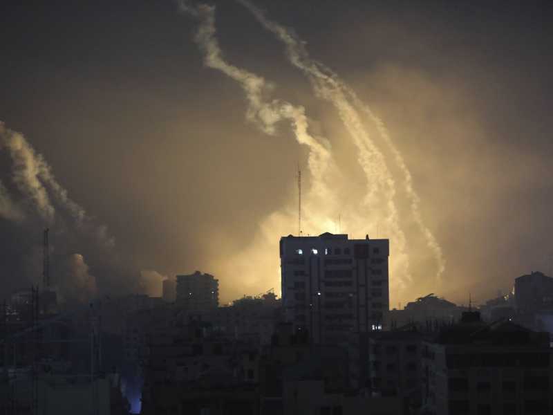 Fumo ed esplosioni causati dai bombardamenti israeliani nel nord di Gaza, sabato 28 ottobre 2023 (AP Photo/Abed Khaled) <br />