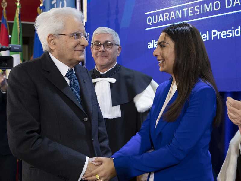 Il Presidente della Repubblica Sergio Mattarella con Pegah Moshir Pour (Ansa) <br />