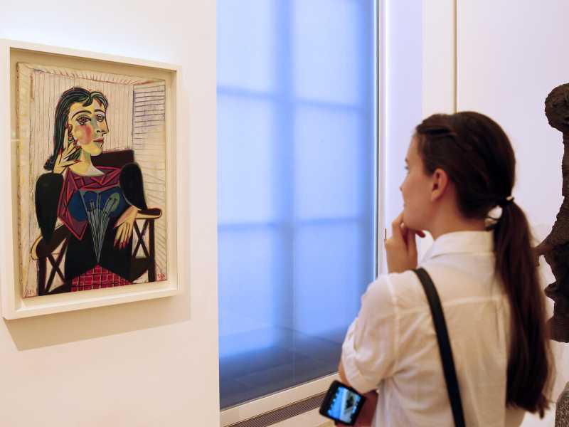 Una visitatrice guarda il dipinto di Picasso "Dora Maar" a Parigi (Foto di Thierry Chesnot/Getty Images)&nbsp;<br />