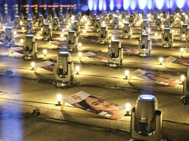 A Gerusalemme,&nbsp;fasci di luce che ricordano le persone rapite da Hamas (Ansa)<br />