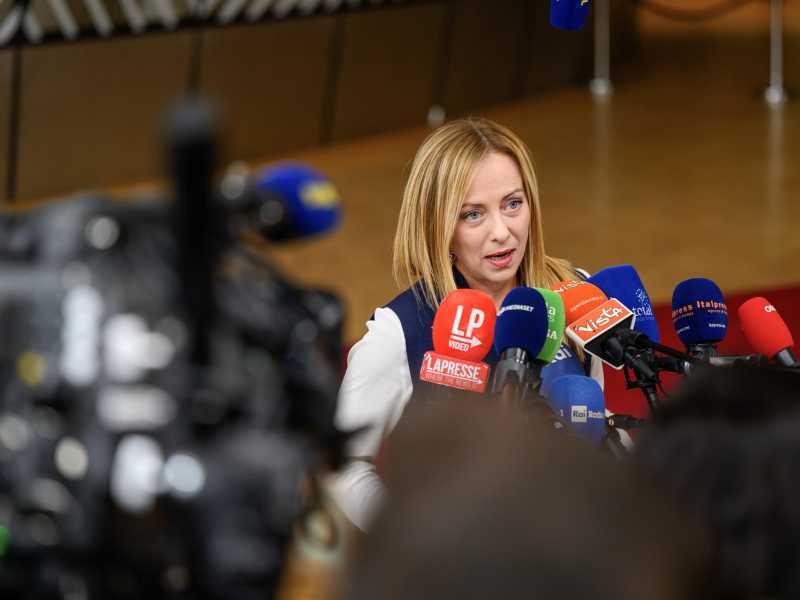 La versione di Giorgia "no problem", mentre la manovra balla ancora