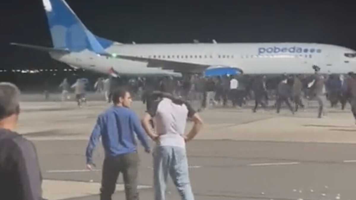 Immagine di Cosa è successo all'aeroporto nel Daghestan. Mosca: "Influenze esterne", cioè Kyiv