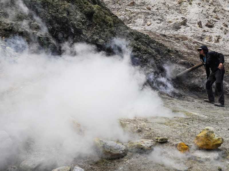 Un visitatore osserva le fumarole sul letto del cratere della Solfatara, nei Campi Flegrei. ANSA/CESARE ABBATE <br />