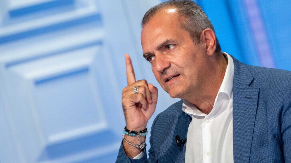 Immagine di De Magistris non sa se quelli di Hamas sono terroristi
