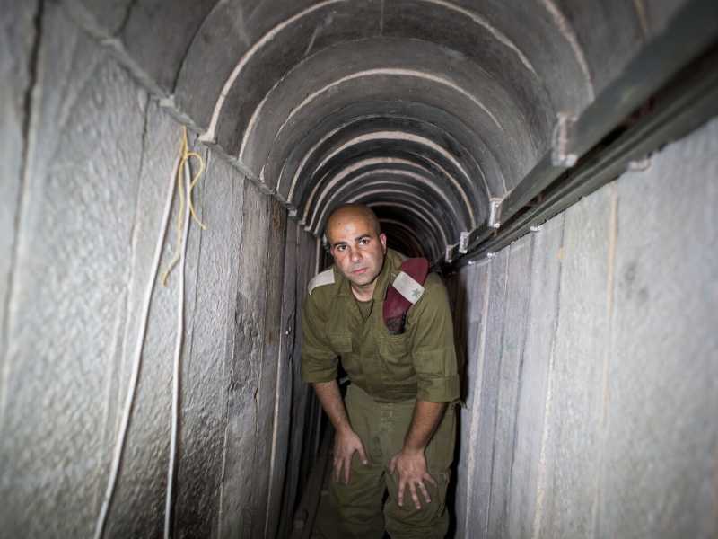 Soldato israeliano all'interno di un tunnel di Hamas (Foto di Ilia Yefimovich/Getty Images)&nbsp;<br />