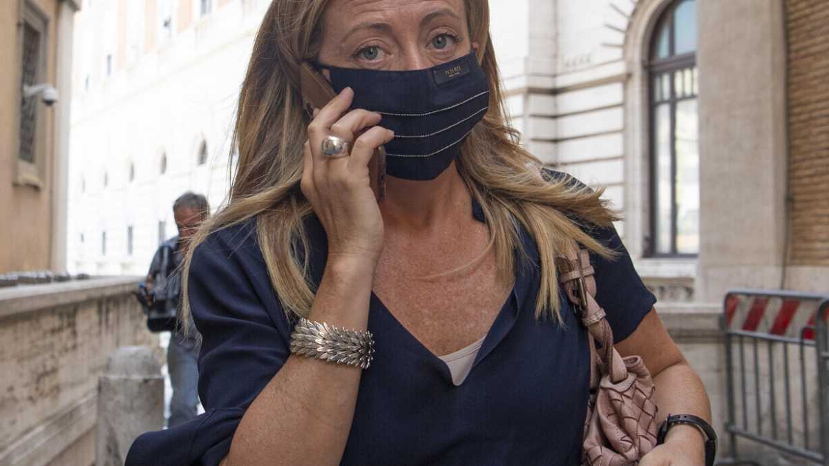 Immagine di Dalla sorella Arianna a Fiorello: la passione romanissima di Meloni per gli scherzi telefonici