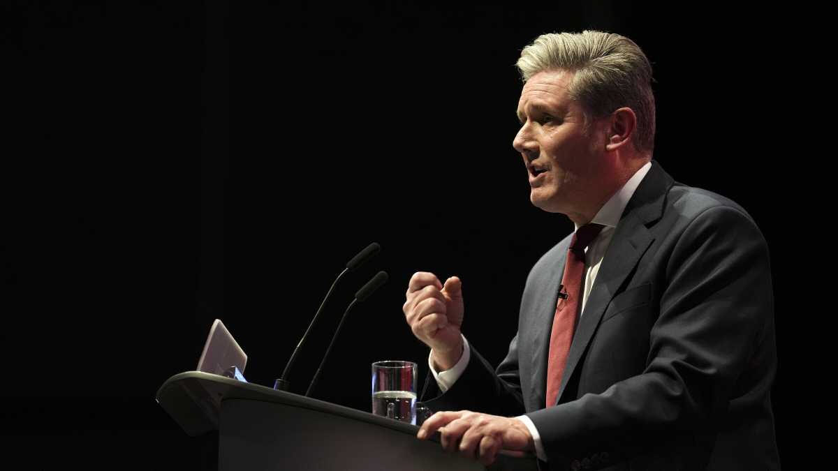 Immagine di Keir Starmer tiene il punto sulla difesa di Israele. La polizia leva i volantini degli ostaggi