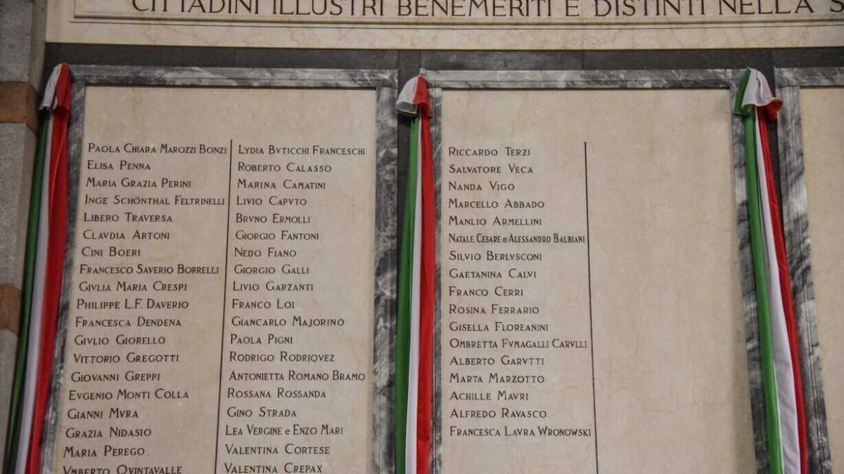 Immagine di Da oggi Berlusconi è nel Famedio di Milano. Alla faccia delle petizioni "morali"