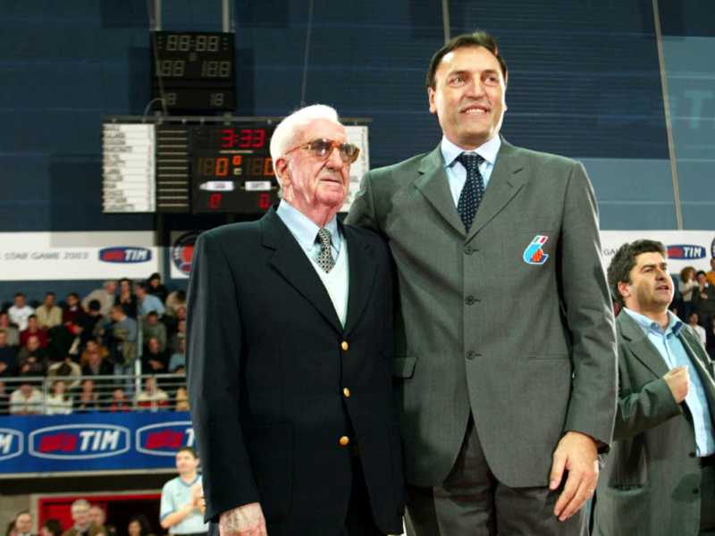 Cesare Rubini con Dino Meneghin (foto Ansa)&nbsp;<br />
