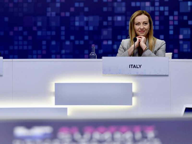 Meloni al vertice sull'IA tra barriere etiche e rischi per il lavoro. Ed evita le domande sulla telefonata fake