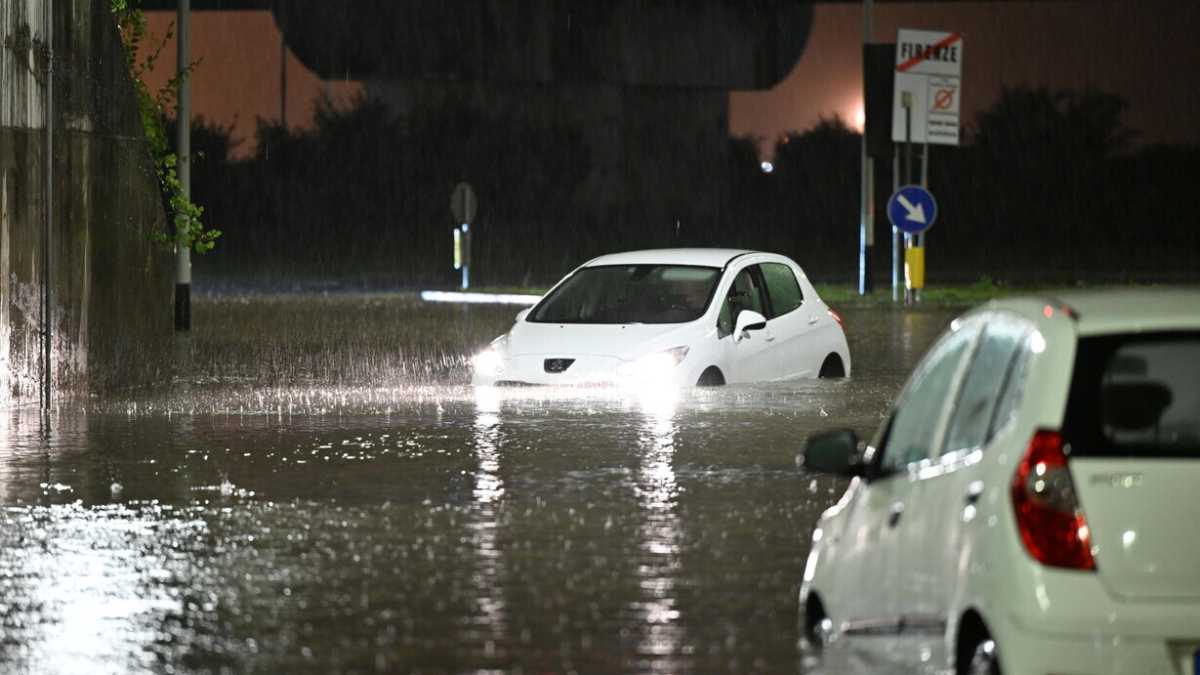Immagine di Il maltempo si abbatte sul nord Italia: è allerta per i fiumi. Cinque vittime in Toscana