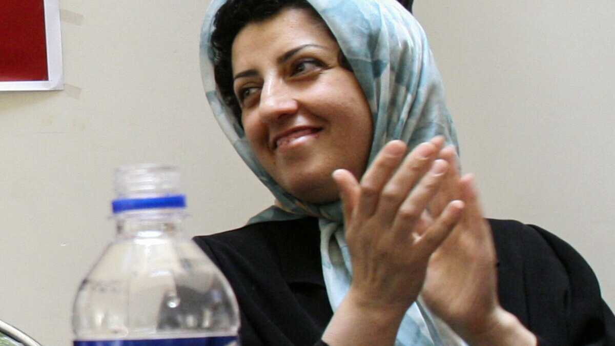 Immagine di La Nobel per la Pace non indossa il velo, l'Iran le impedisce di curarsi