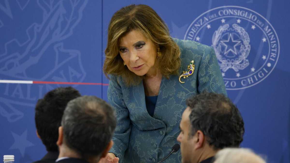 Immagine di Il ministro Casellati alle prese con la riforma che non ha scritto. Arriva in ritardo e accascia tutti