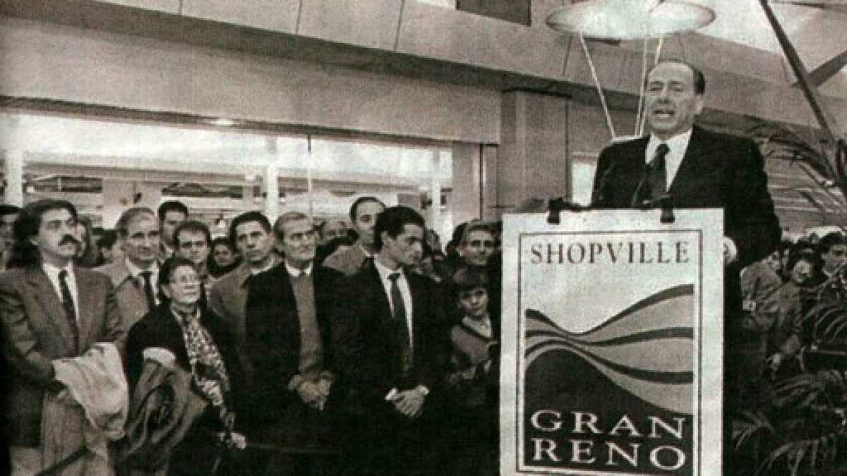 Immagine di La storia passò da Casalecchio. Il trailer della discesa in campo del Cav.