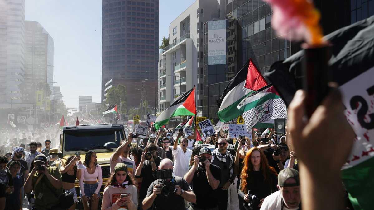 Immagine di Paul Kessler è andato con la bandiera israeliana a una protesta pro Palestina. È morto