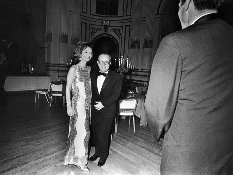 Truman Capote con Lee Radziwill nella Grand Ballroom del Plaza per il “Ballo in bianco e nero”, 28 novembre 1966 (Getty) <br />
