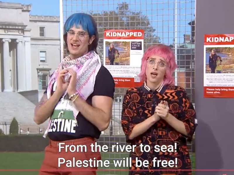 Lo sketch comico degli studenti che si fanno dire da uno di Hamas: siete troppo scemi