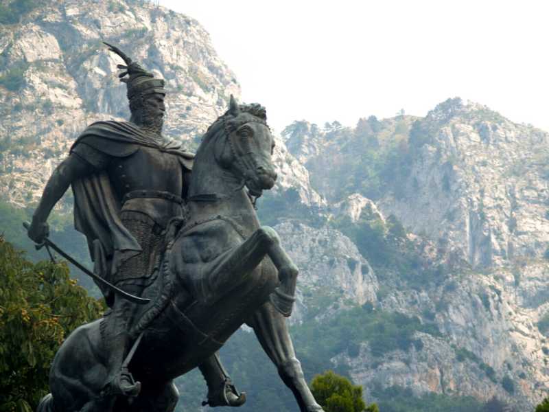 La statua commemorativa di Scanderbeg a Croia, in Albania (foto Wikimedia commons)&nbsp;<br />