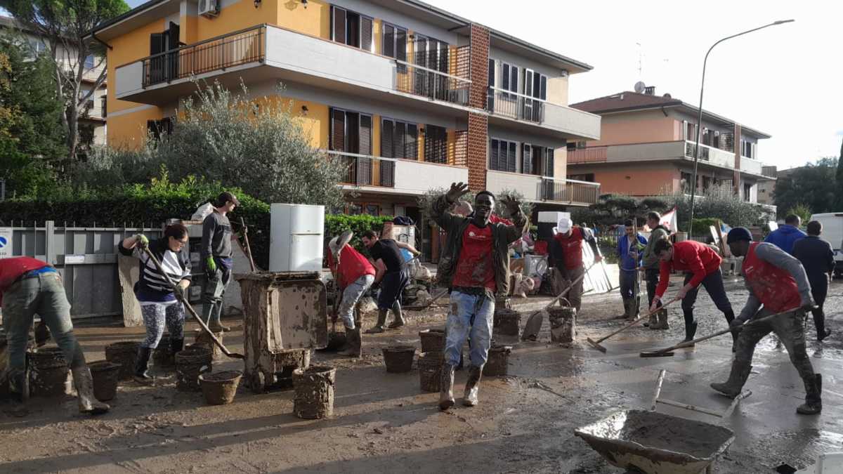 Immagine di Anche Carlo Monni sarebbe andato a spalare il fango a Campi Bisenzio
