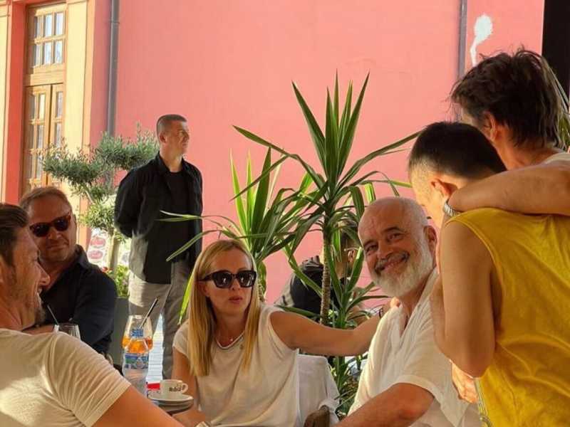 Segreto in famiglia e i ministri all'oscuro: così Meloni userà la campagna d'Albania per l'Europee