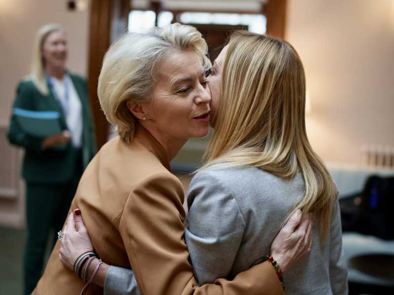 Ursula von der Leyen e Giorgia Meloni, foto Ap via LaPresse