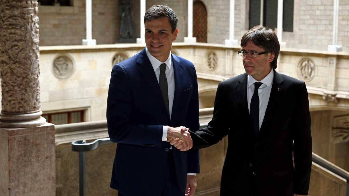 Immagine di Tra Sánchez e Puidgemont pare fatto l'accordo. Un uomo spara al fondatore di Vox