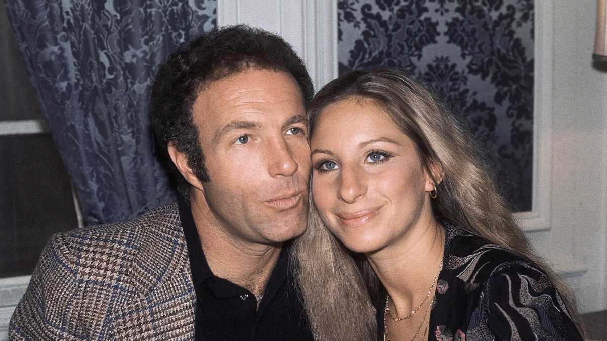Immagine di Barbra Streisand vestita da uomo e con gli occhialini per studiare il Talmud