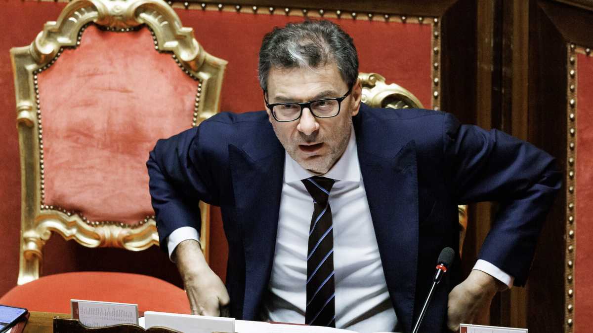 Immagine di Giorgetti, l'apache. Blocca gli emendamenti e sfida i falchi sul Patto di stabilità: "Non firmo"