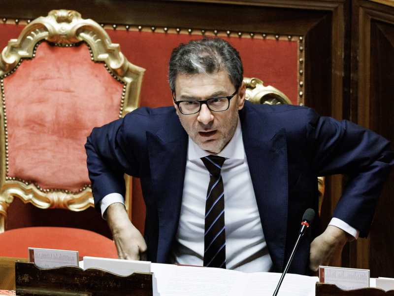 Giorgetti, l'apache. Blocca gli emendamenti e sfida i falchi sul Patto di stabilità: "Non firmo"