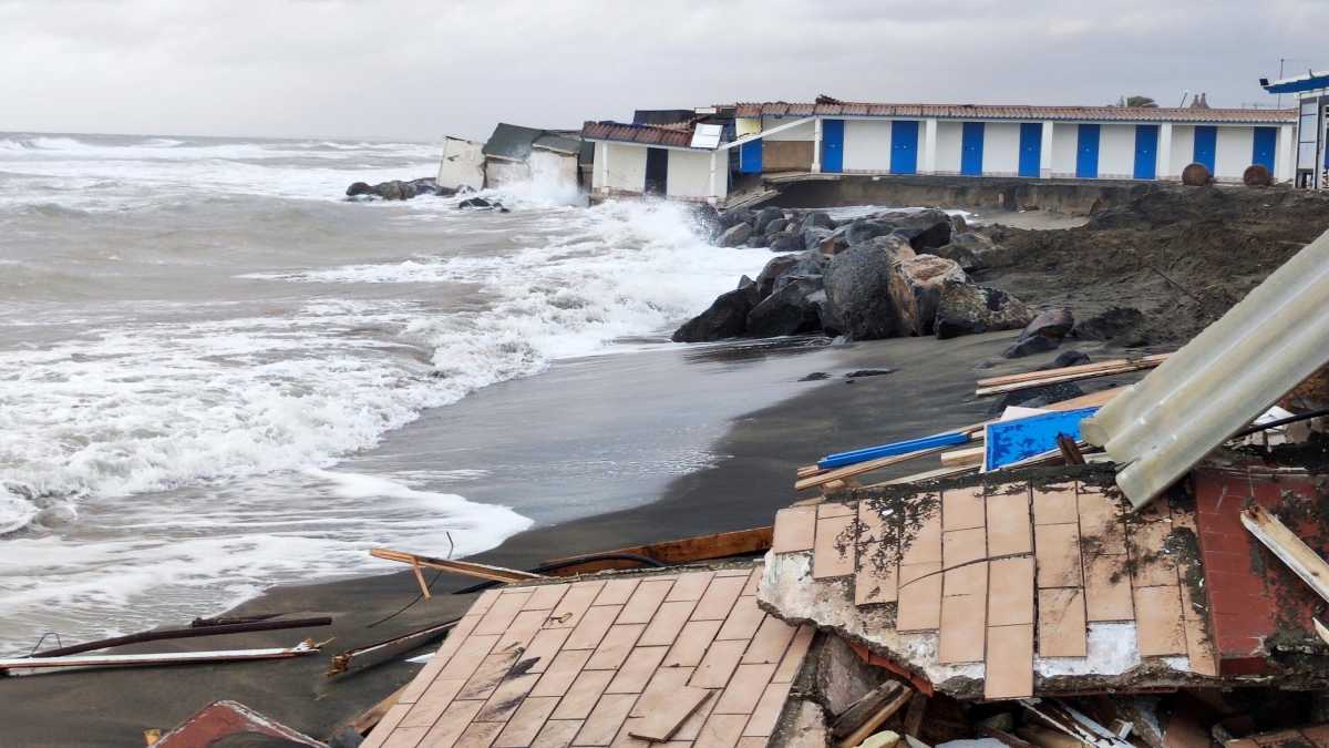 Immagine di Venite a vedere il declino finale di Ostia: il deserto del reale