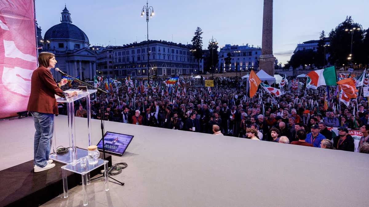 Immagine di “Siamo l’alternativa a Meloni”. Schlein riempie piazza del Popolo e rilancia il Pd